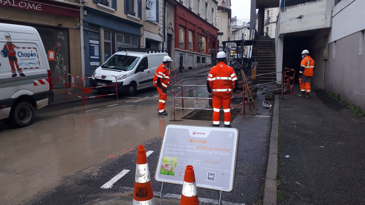 BedouainC's tweet photo. Les équipes de @Veolia restent mobilisées pendant la pandémie de #COVID19 et procédent à la réparation d'une fuite sur le réseau de @VilleDeRomans sur le territoire de @ValenceRomans. https://t.co/X3LpHEOv5U