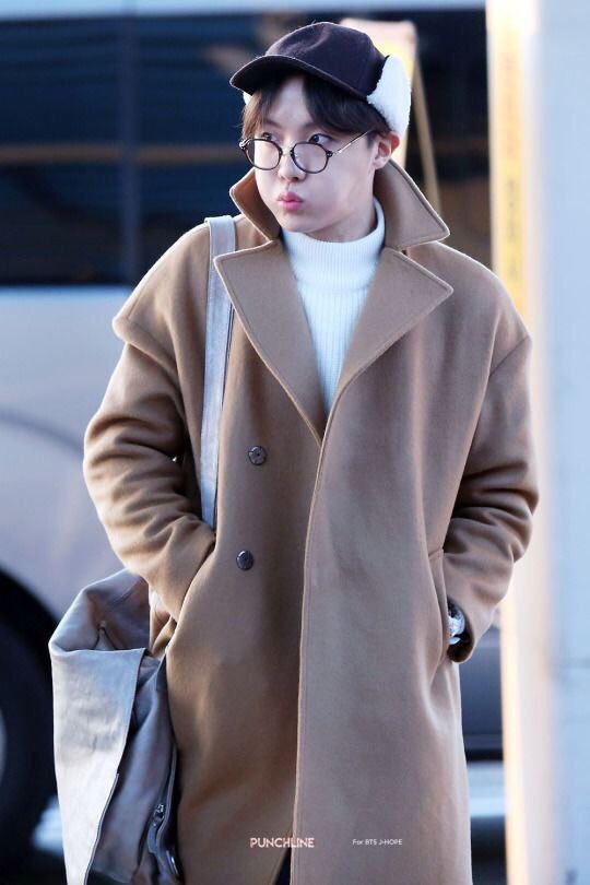 let’s start with Jung Hoseok at the airport