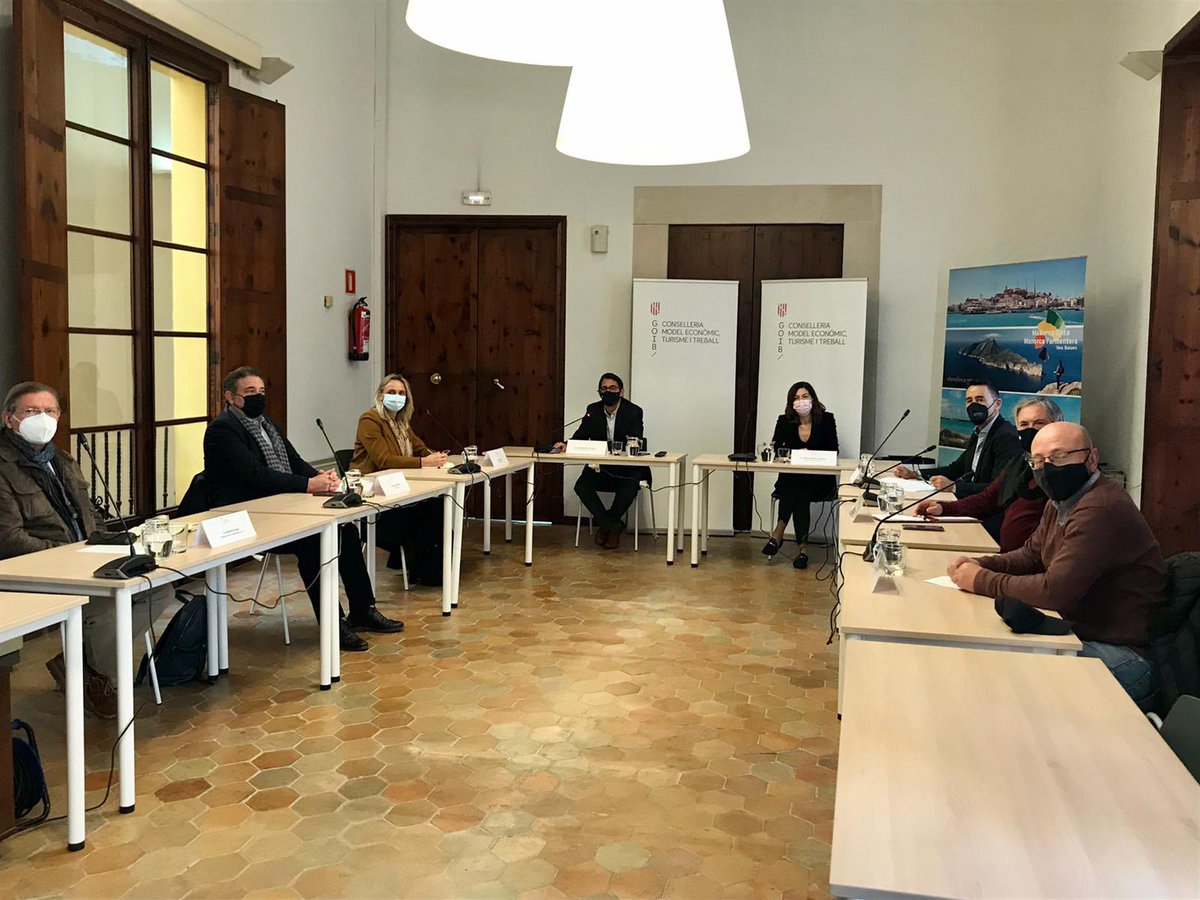 Tras la solicitud realizada por las patronales hoteleras, @Treball_Goib y <a href="/SalutGOIB/">Conselleria de Salut</a> han convocado a los presidentes de #Fehm y #Ach, María Frontera y <a href="/Gabrielllobera/">Gabriel Llobera P</a>, junto a otros colectivos, para informarles sobre la situación sanitaria y estrategia de vacunación de #Baleares