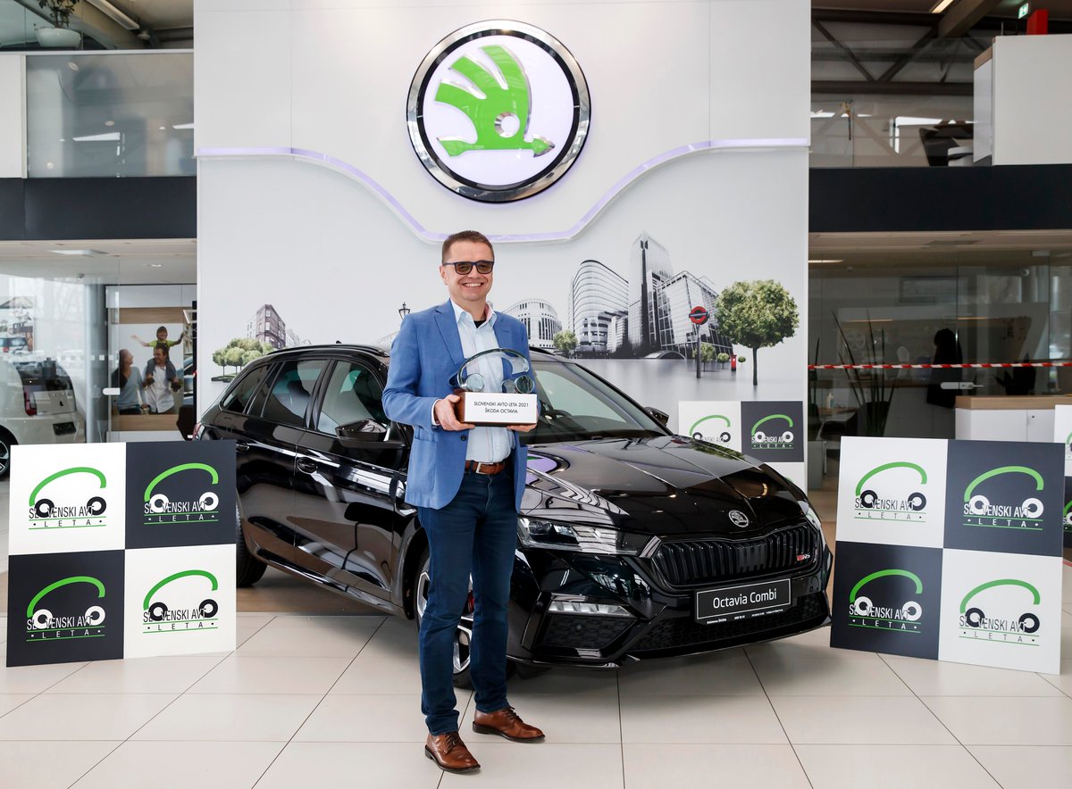 skodaautonews's tweet photo. The #SkodaOctavia was named Slovenian Car of the Year 2021. 🏆
Following on from 2014, this is the 2nd time the panel of editors from the 🇸🇮 media as well as consumers thereof awarded the #SKODA #OCTAVIA with this prestigious prize. Pictured: ŠKODA 🇸🇮 Brand Manager Petr Podlipny. https://t.co/XAs6ENvU77
