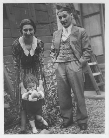 Idea 1: Our Centre have produced 7 case studies with 'Be the light in the darkness' discussion prompts suitable for 'live' online T&L, during tutor time or lessons, or to enable family  #homelearning.  https://www.holocausteducation.org.uk/teacher-resources/supporting-schools-mark-holocaust-memorial-day-2021/ RT 2/9