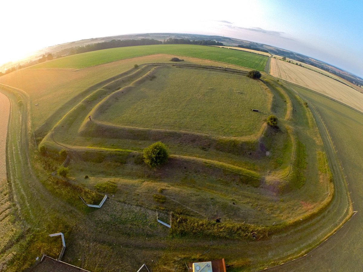 It's #HillfortsWednesday and here's my local (and the only...?) hill fort in #Lincolnshire - Honington Hill Fort near Grantham

#archaeology #landscapearchaeology (pic from commons.wikimedia.org/wiki/User:Harr…)