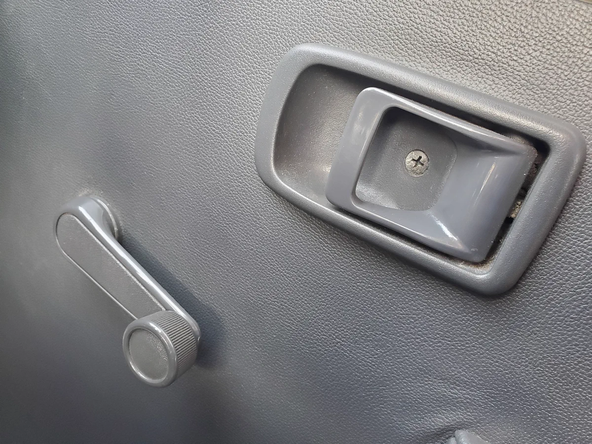 車の窓の開閉は元はくるくるだった！安全性は高いとされていたそう