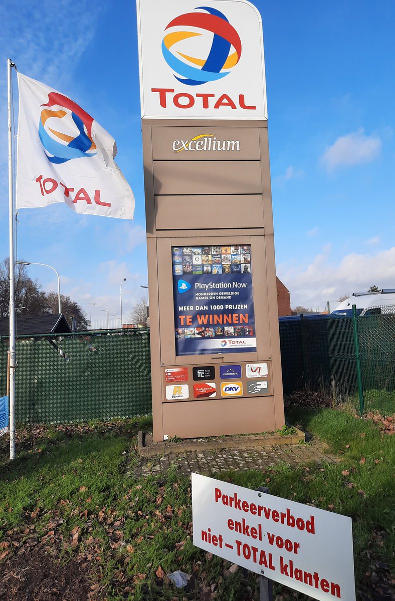 ctroost1974's tweet photo. Op z'n #Belgs... 
#Belgie #Zwijndrecht #Burcht @TotalBelgium https://t.co/ytkwFQiJ7p