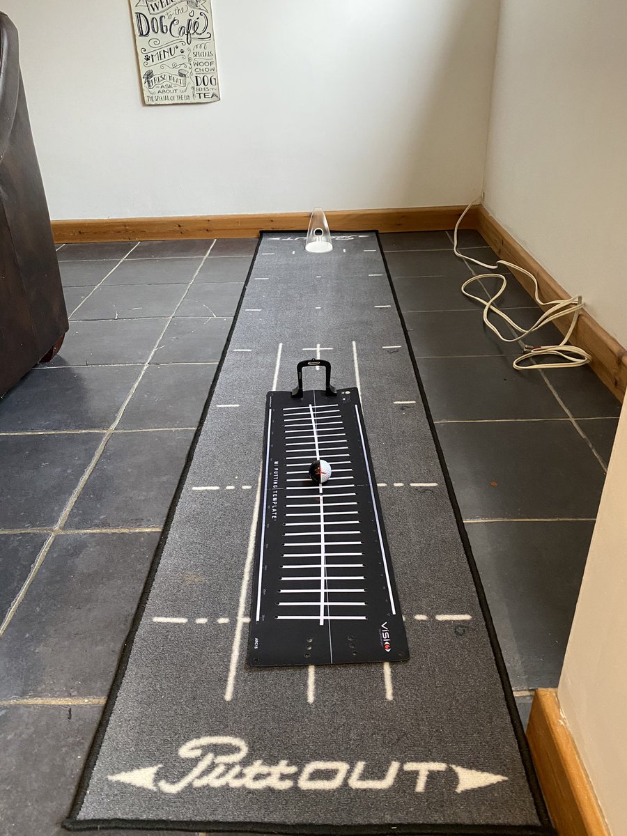rob_ruffell's tweet image. Turns out that kitchen floor is left lip from 5 feet. #lockdownpractice #golf @puttoutgolf @VisioPutting