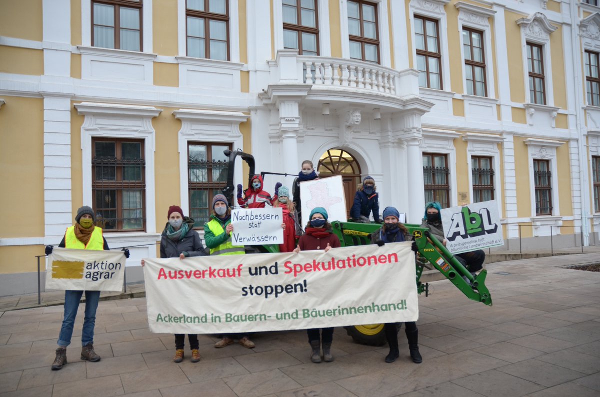 In #SachsenAnhalt wird ein neues #Agrarstrukturgesetz erarbeitet, doch die Anhörung im @Landtag_LSA wurde kurzfristig abgesagt, es soll wg. Corona nur noch ein Schriftverfahren geben. Das wird der Sache nicht gerecht und deshalb haben wir heute vor Ort in #Magdeburg protestiert!