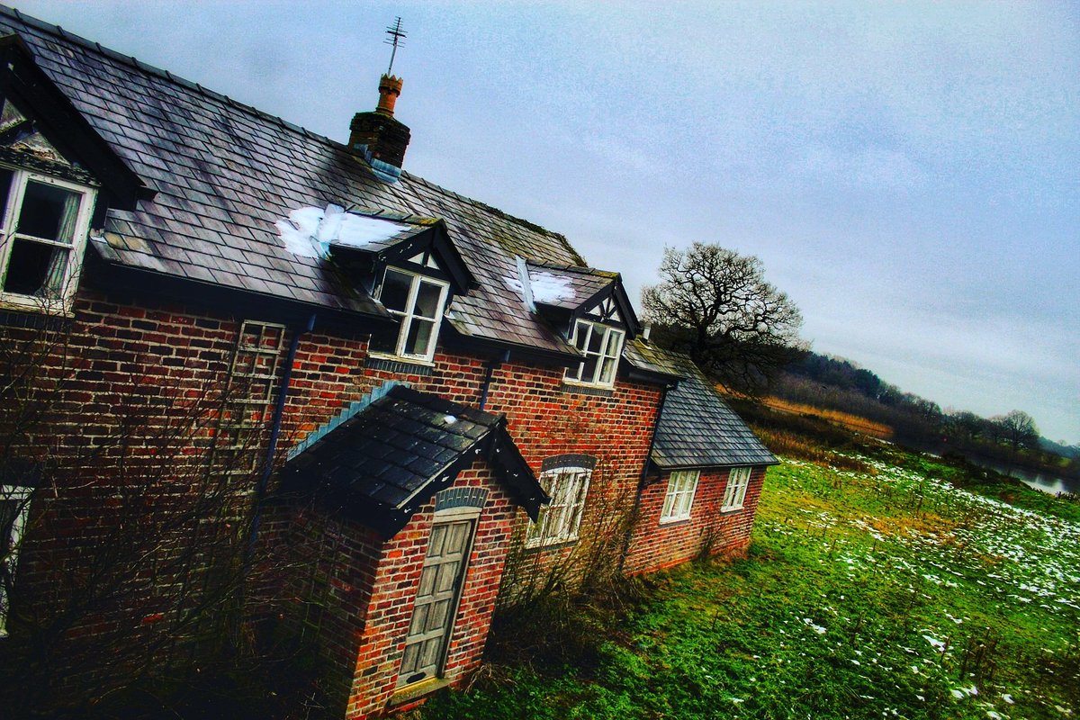 MoxleysPW's tweet image. Exploring an abandoned lake side mansion, is it haunted? Video will be up on youtube tonight 8pm UK Time 

#abandonedplacesuk #abandoned #haunteduk #hauntedmansion