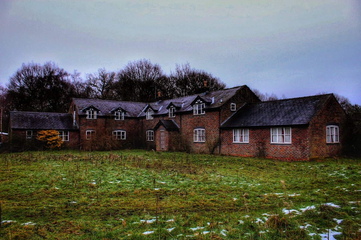 MoxleysPW's tweet image. Exploring an abandoned lake side mansion, is it haunted? Video will be up on youtube tonight 8pm UK Time 

#abandonedplacesuk #abandoned #haunteduk #hauntedmansion
