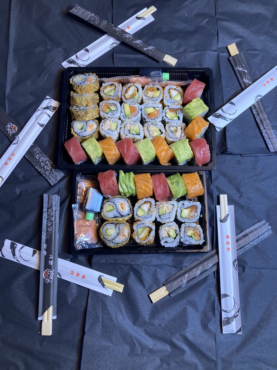 Oums_Prince_K's tweet photo. Bonjour Twitter je lance le SushiBukai des sushi en livraison sur paris de 21h à 5h du matin. Merci de partager
Instagram : SushiBukai 
Snapchat : SushiBukai https://t.co/Or3XHBZxbS