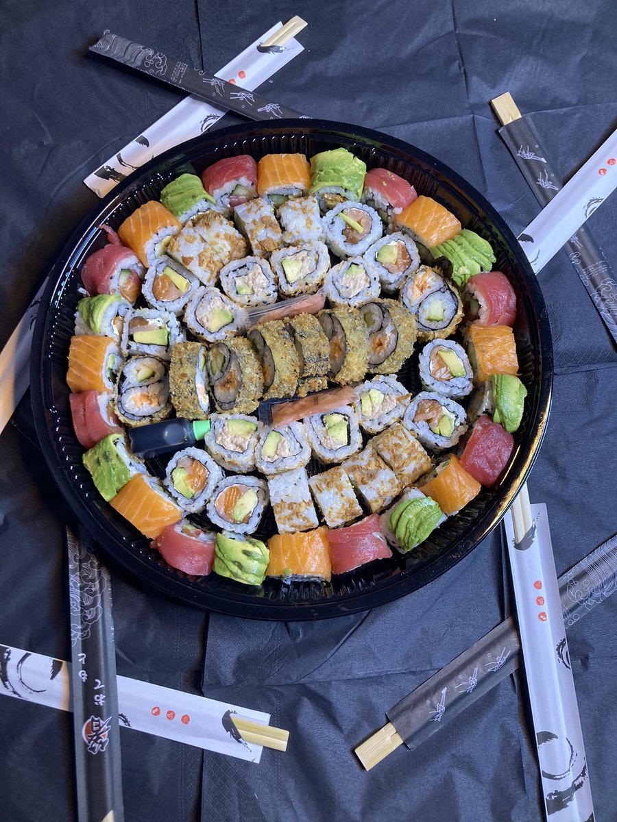 Oums_Prince_K's tweet photo. Bonjour Twitter je lance le SushiBukai des sushi en livraison sur paris de 21h à 5h du matin. Merci de partager
Instagram : SushiBukai 
Snapchat : SushiBukai https://t.co/Or3XHBZxbS