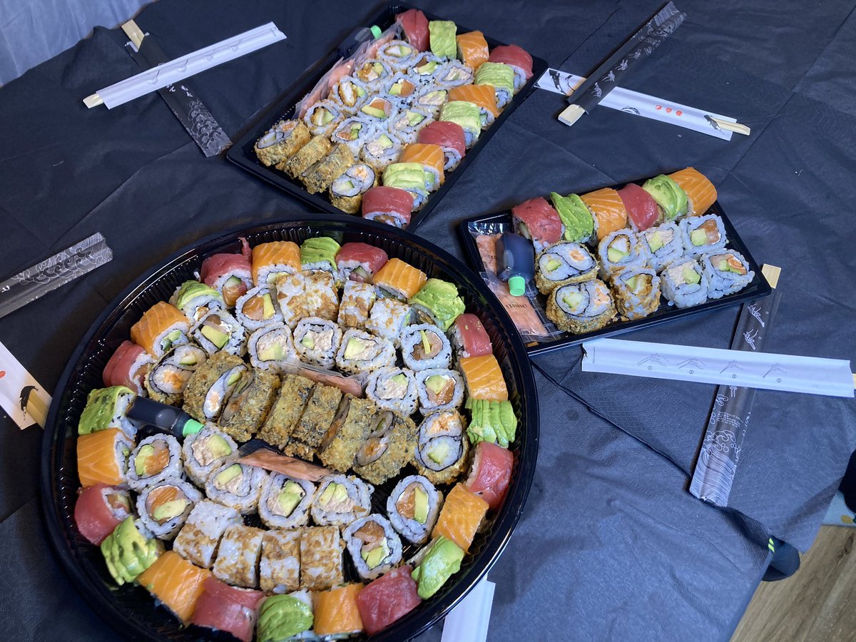 Oums_Prince_K's tweet photo. Bonjour Twitter je lance le SushiBukai des sushi en livraison sur paris de 21h à 5h du matin. Merci de partager
Instagram : SushiBukai 
Snapchat : SushiBukai https://t.co/Or3XHBZxbS