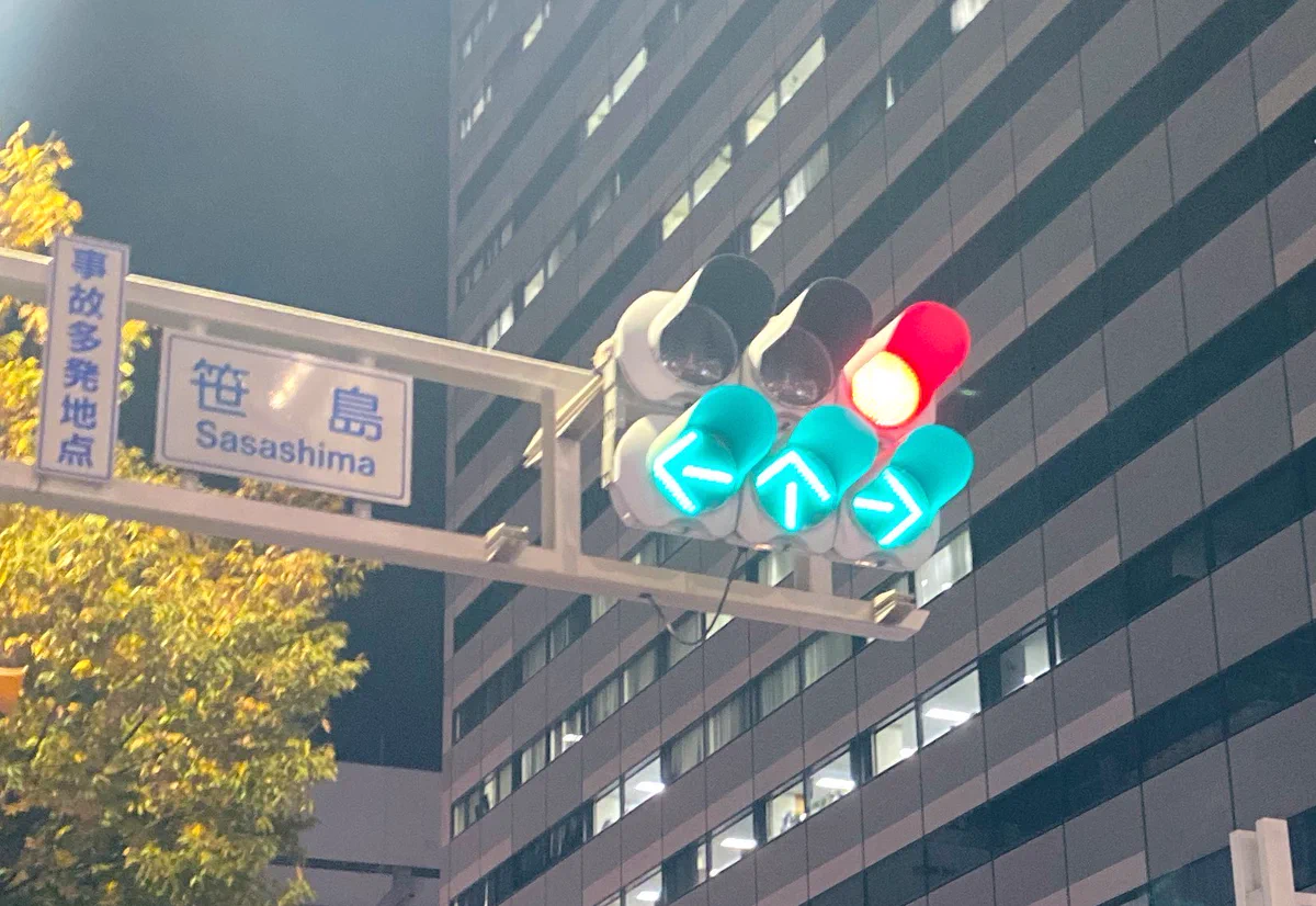 高難易度、赤信号でも矢印信号が全部青で全方向に行ける信号！