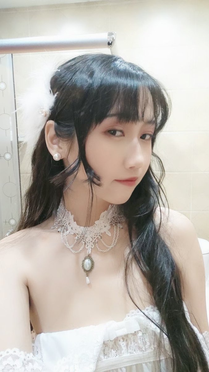 有没有人和我一样，就是明明手机里一个聊天的人都没有？手机也是没什么好刷的，但是就不知不觉的就刷到了凌晨三四点。 https://t.co/apsab3m638