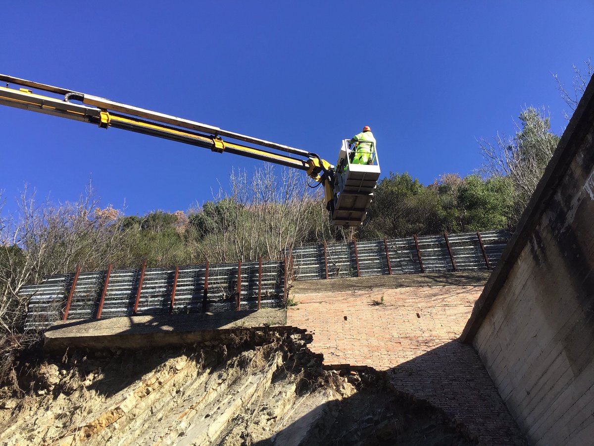 clientiANAS's tweet photo. 👷🏗️I nostri colleghi al lavoro dopo la frana di domenica lungo #SS90 "Delle Puglie" km 48,300.
🔁Operazioni in corso per ripristinare le condizioni di #sicurezza e riaprire il tratto a Orsara di Puglia.
Qui tutte le deviazioni ⤵️
https://t.co/rogaRiTKPT https://t.co/k9ItajKt6O