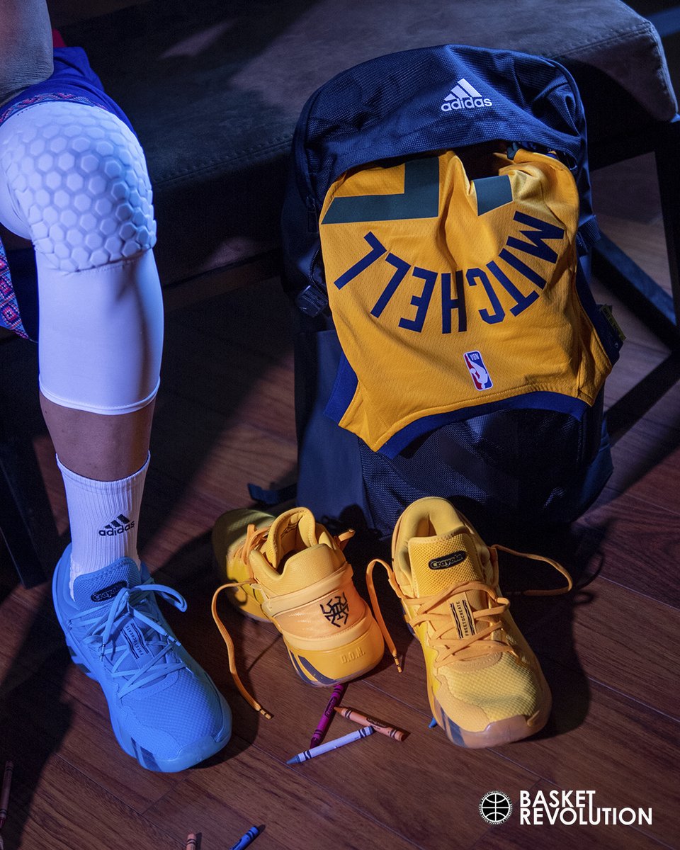 BsktballEmotion's tweet image. 𝗔𝗗𝗜𝗗𝗔𝗦 𝗗.𝗢.𝗡. 𝗜𝘀𝘀𝘂𝗲 𝟮 '𝗖𝗿𝗮𝘆𝗼𝗹𝗮 𝗚𝗼𝗹𝗱'

Ya nos cautivaron las pintadas en la pared con Crayola cuando éramos niños.⠀⠀
•
👉 bit.ly/2XyUxV5

#basketrevolution #nba #donissue2 #crayola #adidas #adidasbasketball #donovanmitchell #sneakers #kicks