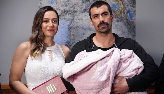 BU AKŞAM | Mehdi bebeğini daha rahat görebilmek için Benal’le evleniyor! ranini.tv/dizi/dogdugun-… #DoğduğunEvKaderindir yeni bölümüyle <a href="/tv8/">tv8</a>'de ekrana gelecek.. #RaniniTv