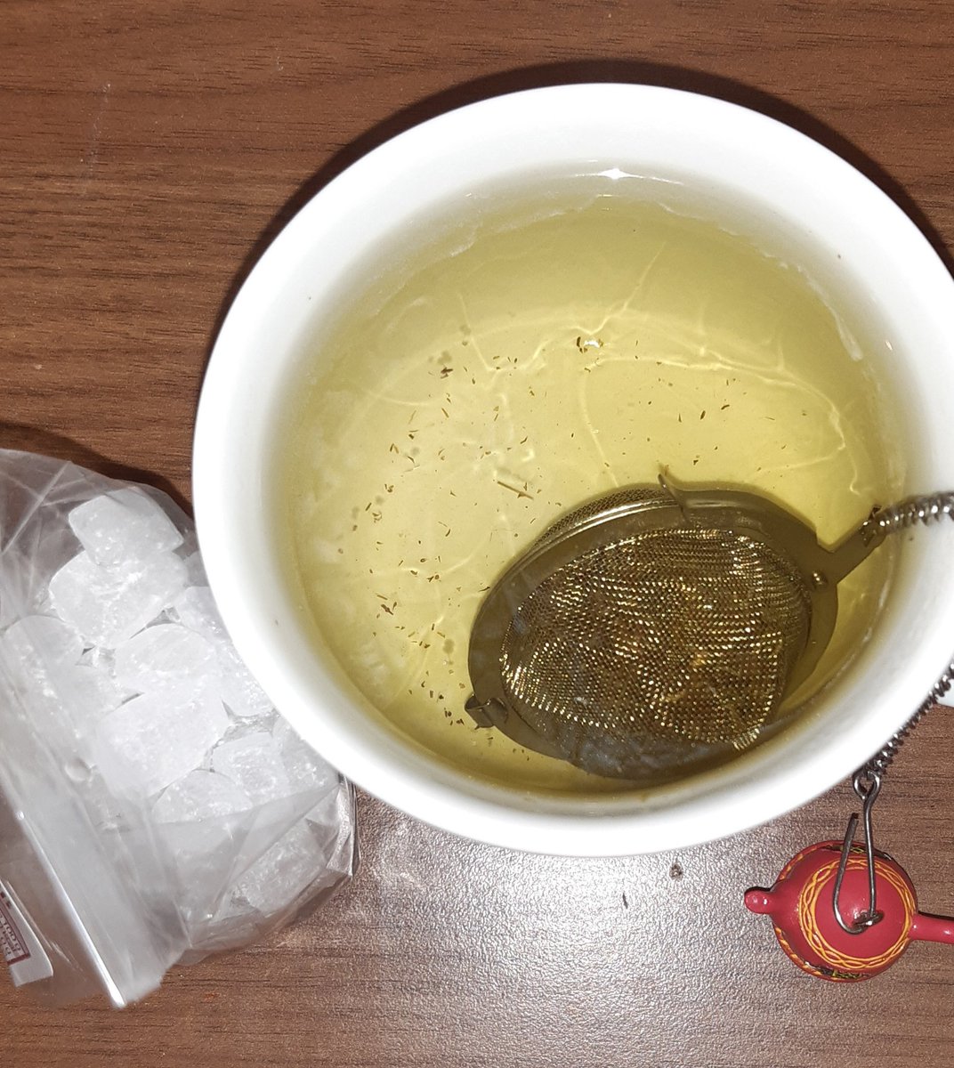Cina_Bard's tweet photo. Entgegen sonstiger Gewohnheiten tatsächlich nur mit (Kandis-)Zucker zu ertragen: Thymiantee. Oma Röschenberg wäre stolz auf mich.🥳🍵👵 Und passend dazu wieder der Anfang von Staffel 8. 😊 @TommyKrappweis #ghostsitter #thymiantee https://t.co/gYMSxhCUG4