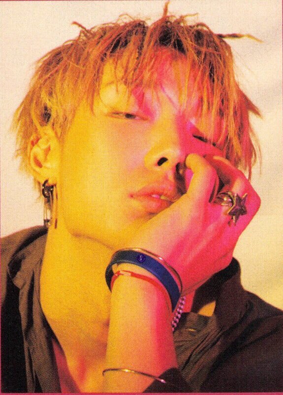 • Safety Pin Earring:The safety pin is known to be worn to show that you’re against discrimination.  @YG_iKONIC  #BOBBY