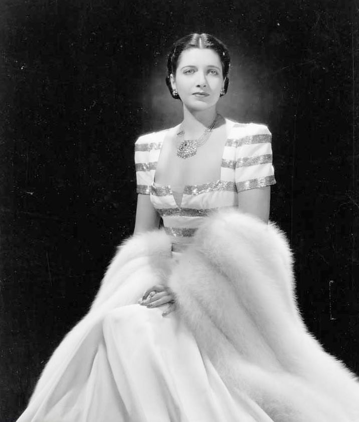 After appearing in Cocoanuts, the first Marx Brothers Movie, Kay signed a contract with Paramount and shipped out for Hollywood. Here's she is at the train station April 15, 1929. Within 5 years she would be the Queen of Warner Brothers Studio.