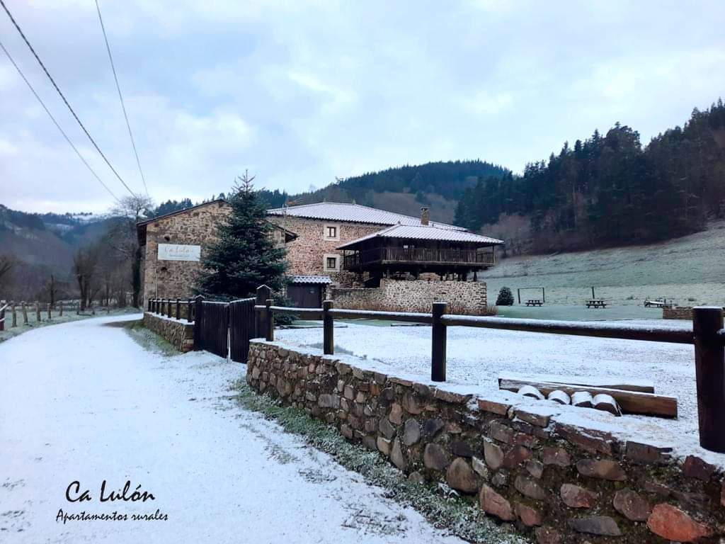 CaLulon's tweet photo. ¡Familia! ❄❄❄ 🤗

Mirad como quedó Ca Lulón después de caer el precioso manto blanco de estos días...

🏡 https://t.co/DRE8T7h102
Consultadnos sin ningún compromiso > +34 650764660 / 609214054

...
#ApartamentosRurales #TurismoRural #Yerbo #Tineo #asturias https://t.co/A7ZucYBIue