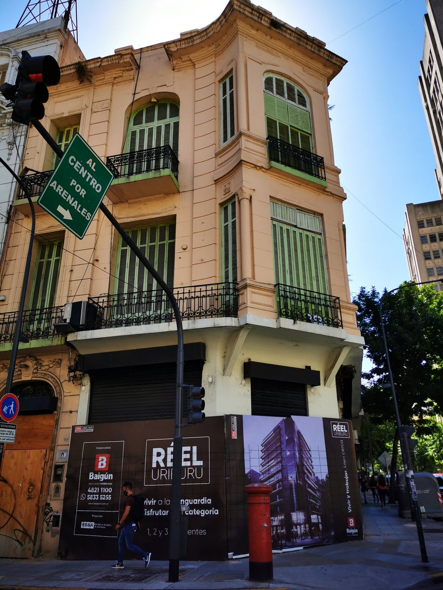 Uriburu y Marcelo T. de Alvear. <a href="/gcba/">Buenos Aires Ciudad</a> cómo permiten la destrucción del patrimonio arquitectónico de la ciudad? Quien autoriza esto? No están protegidos los edificios antiguos? <a href="/BastadeDemoler/">Basta de Demoler</a>