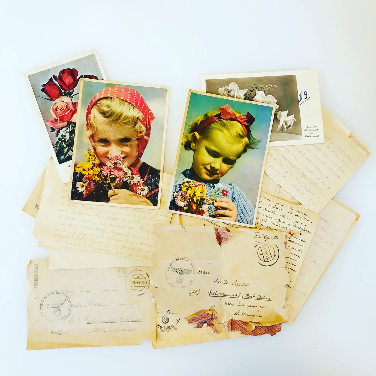 gwolf's tweet image. Un véritable trésor retrouvé dans une petite pochette en carton : le courrier envoyé par mon grand-père malgré-nous depuis l’Allemagne et la Pologne à ma grand-mère en Moselle en 1943-44 #malgrénous #WWII #geneajoie #genealogie #SADLER #SCHALLER #Etting