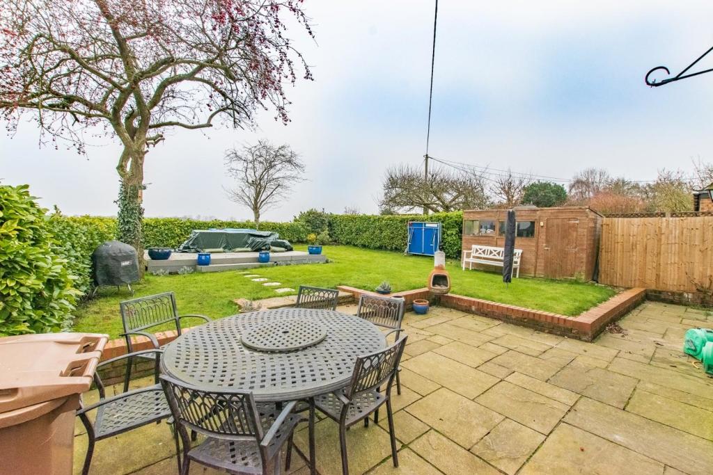 danielbrewerEA's tweet photo. 5 Bedroom Detached House For Sale
Tye Green, Good Easter, Chelmsford
Offers Over £750,000
https://t.co/DRaFZTTrym https://t.co/zk229Rh94s