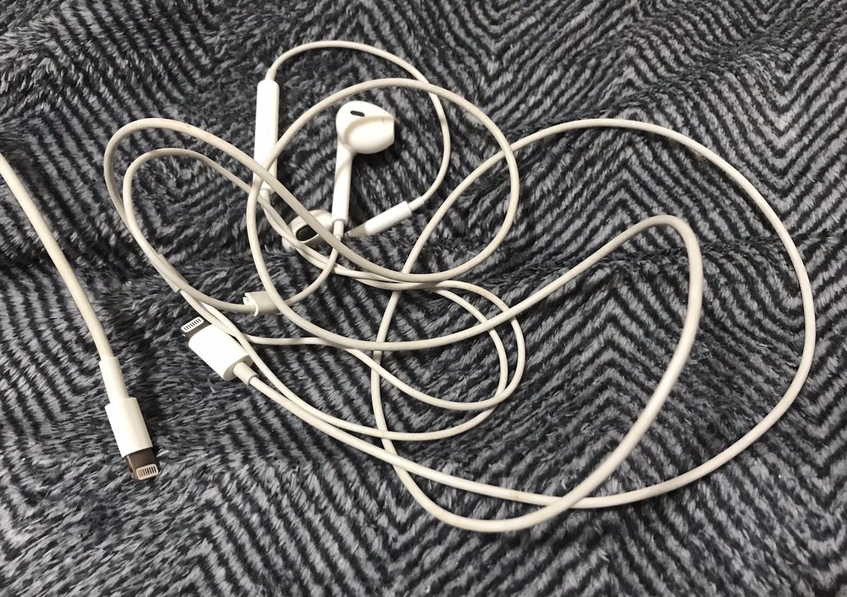 nucky461's tweet photo. 今朝、iPhoneの充電がされてなくて「何で？」って思ったけど、イヤホン端子に接続してたみたい笑 https://t.co/Rk9J6TwkMe