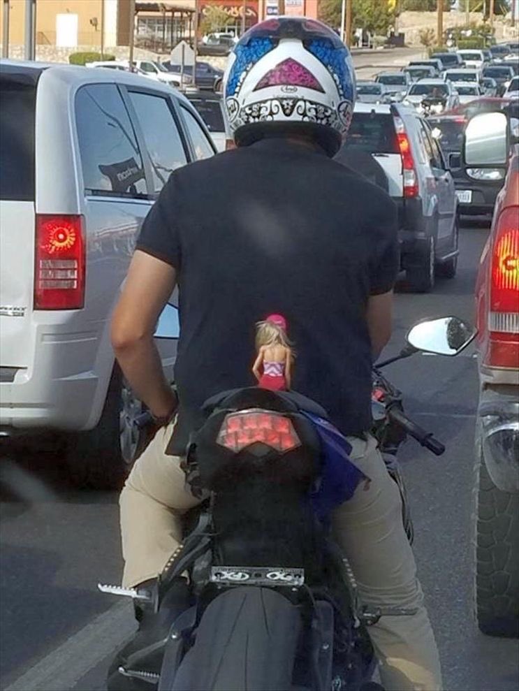 ร่างบางซ้อนท้ายร่างหนา