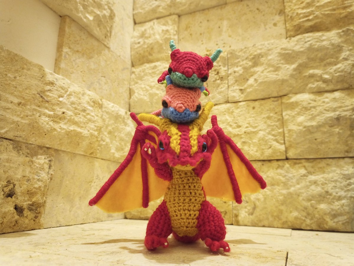 手乗りプチドラゴンに ピンクのお仲間を追加しました 『肩車して〜』の