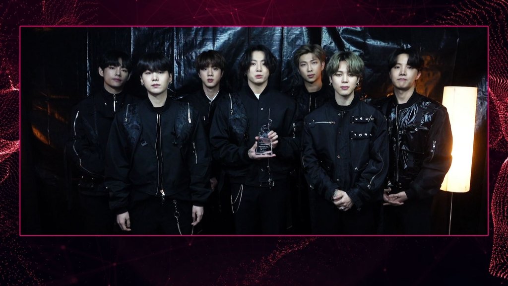 jimintoday__'s tweet photo. 가온차트 뮤직어워즈 기사사진
#BTS #방탄소년단 @BTS_twt https://t.co/vphClcowoj