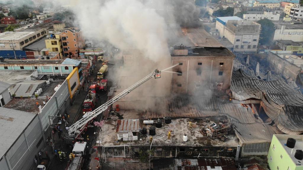 Sistema911_RD's tweet photo. Actualmente trabajan para sofocar las llamas en la fábrica de papel en Villa Juana veintisiete unidades de #Bomberos, una de @snsrdo, una de @PoliciaRd, una de @rdmopc y el equipo de #Drones911, quienes con ayuda de @Caasdrd, y @EdesteRD, continúan con las labores del incendio. https://t.co/q8sb3ixWCx