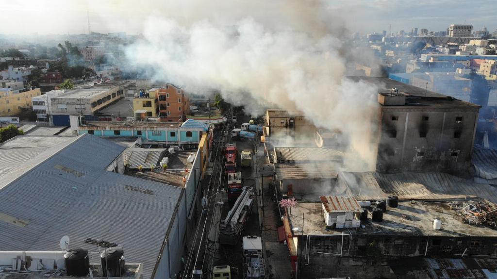 Sistema911_RD's tweet photo. Actualmente trabajan para sofocar las llamas en la fábrica de papel en Villa Juana veintisiete unidades de #Bomberos, una de @snsrdo, una de @PoliciaRd, una de @rdmopc y el equipo de #Drones911, quienes con ayuda de @Caasdrd, y @EdesteRD, continúan con las labores del incendio. https://t.co/q8sb3ixWCx