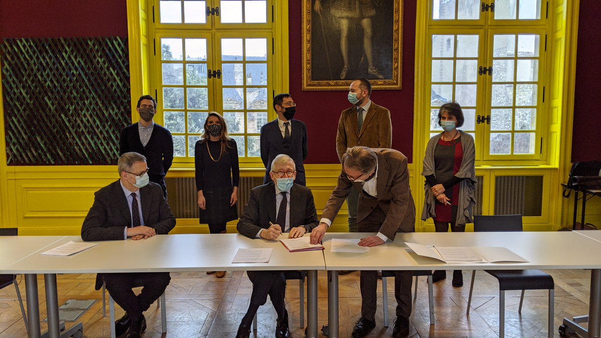 leCMN's tweet photo. ✍️Vendredi 8 janvier, @PBelaval, Président du @leCMN a signé la délivrance du legs de Geneviève Bonnefoi.
Une nouvelle page s’ouvre pour l’abbaye de #BeaulieuEnRouergue au sein de laquelle cette incroyable collection d’art moderne sera mise en valeur au printemps 2022.
#thread 🔽 https://t.co/25xJ9RzmCc