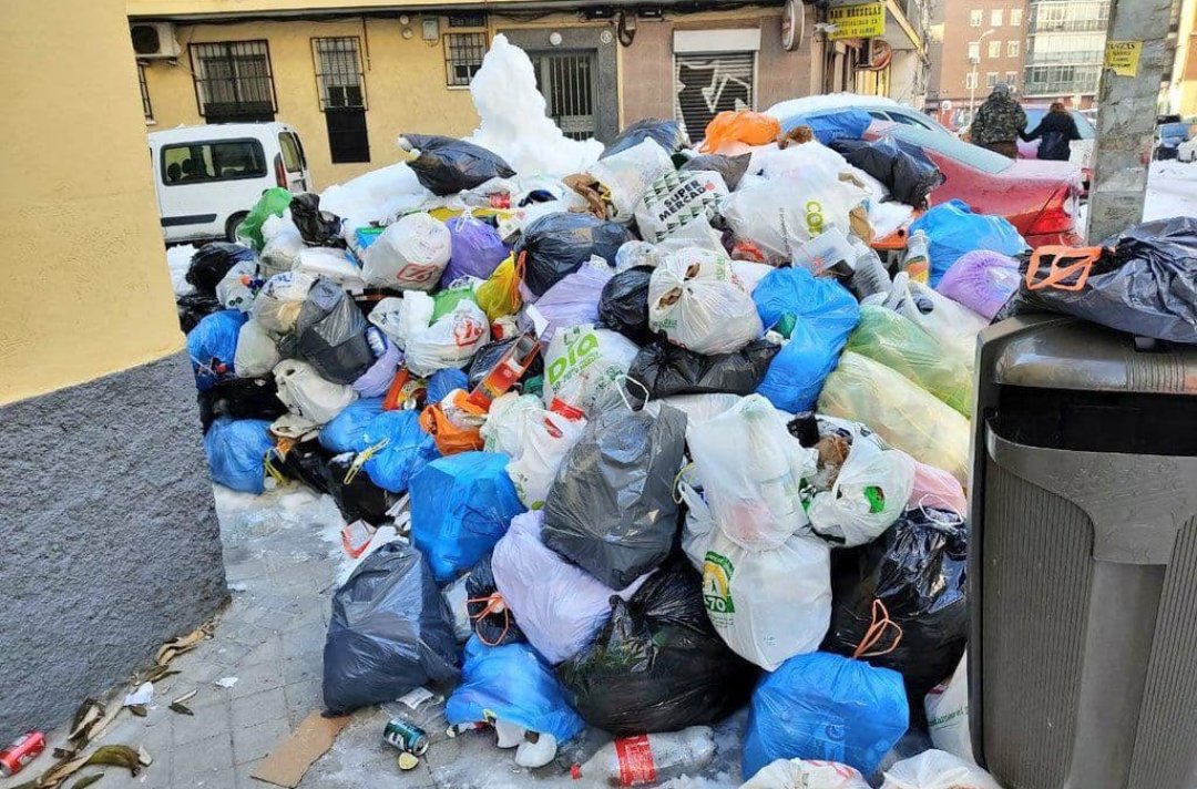 Karmaleonic's tweet photo. #DesastreAlmeida 

Así están las calles de Madrid cinco días después de la nevada 

Alguien sabe si Pablo Casado se ha hecho ya la foto recogiendo basura?? https://t.co/DCTVPSZI0W