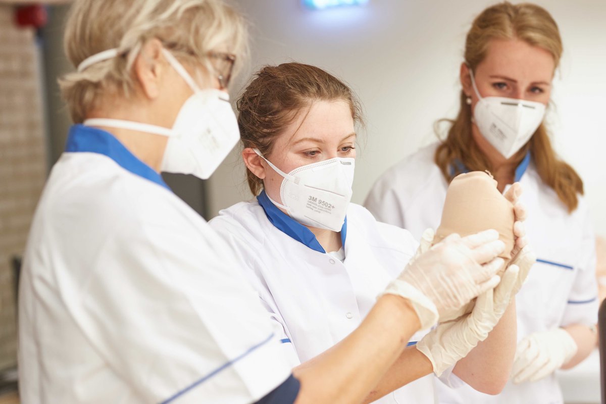 Tulser's tweet image. Het ontbreken van effectieve afstemming tussen onderwijs en zorginstelling is van alle tijden. Het blijkt te vaak dat studenten onvoldoende zijn voorbereid op de zorgpraktijk. Daar moeten we (onderwijs én zorginstelling) zeker iets aan doen.. @AretsJos 
lnkd.in/d6YccZy