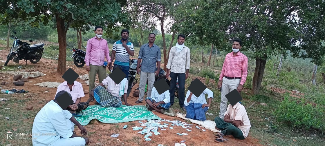 sp_nlr's tweet photo. నెల్లూరు జిల్లాలో పేకాట స్థావరాలపై దాడులు చేసి, కలువాయి మండలం బద్వేలు వద్ద 11 మందిని అరెస్ట్ చేసి నగదు Rs.10,630/-, సెల్-2, 2-బైకులను స్వాధీనం చేసుకున్న కలువాయి పోలీసు అధికారులు. #meenesthampoliceNellorePolice #appolice #friendlypolice @appolice100 #ruleforall #singlenumber https://t.co/LP5Q2pcb2q