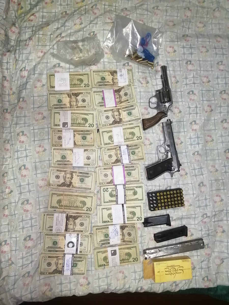 PoliciaEcuador's tweet photo. 🚨🚓Detuvimos a una persona, en cumplimiento a una orden judicial urgente, en la Cooperativa Valerio Estacio, #GYE, donde se hallaron 2 armas  de fuego, 4 alimentadoras, 40 mil dólares en efectivo y otros indicios

#GIR, #DirInteligencia, #DirPolicíaJudicial
#CombateAlDelito https://t.co/XGjQWQZ7kH