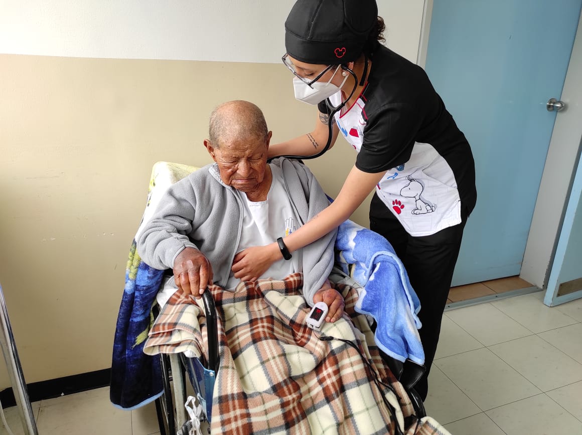 JorgeWated's tweet photo. Floresmilo G, es un ejemplo de fortaleza y lucha, a sus 100 años logró superar su cuadro clínico. Un abrazo y Dios les pague al personal del Hospital General Ibarra por su dedicación y trabajo. Seguimos avanzando!!! https://t.co/oP440kDgZK