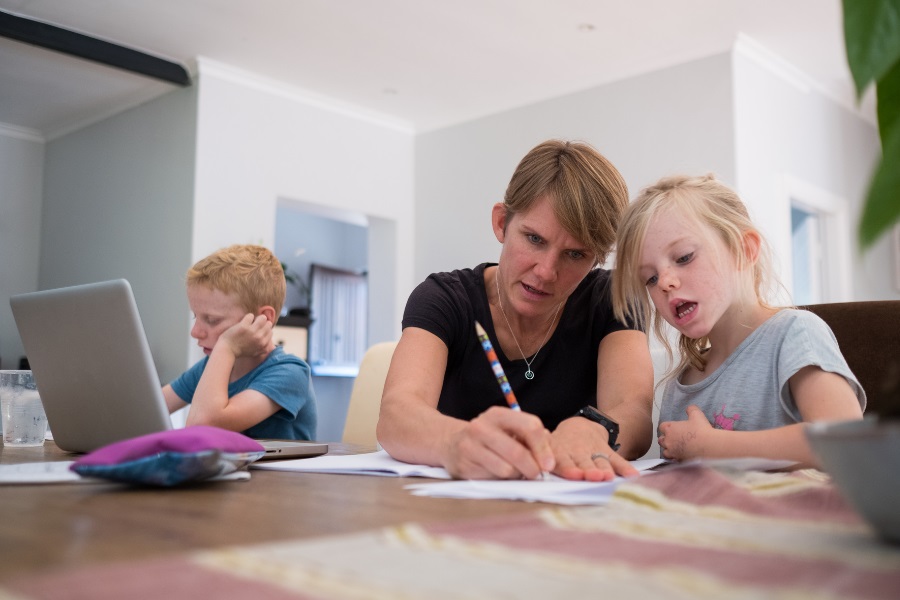 Thuiswerkende ouders, hoe ervaren jullie de combinatie van werk, zorg en thuisonderwijs? Maak je extra lange werkdagen om alles te kunnen bolwerken? Of neem je verlof op? En hoe zit het met het begrip van je werkgever? Doe mee aan onze enquête 👉
fnv.nl/nieuwsbericht/…