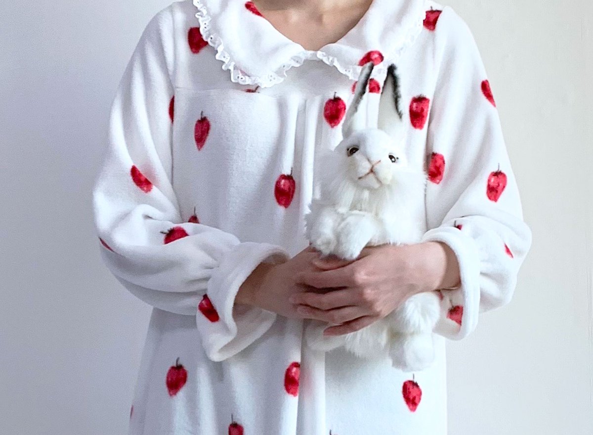 🍓🍰딸기 쇼트케이크 원피스 파자마🍰🍓

달콤한 꿈을 위한 부드러운 겨울 수면잠옷
자꾸 만지고 싶은 폭닥폭닥 극세사☁️

활동하기 편한 넉넉한 품(44-77size)
화이트, 핑크 컬러로 시밀러룩으로 입어도 귀여워요💫

딸기 쇼트케이크같은 달콤한 꿀잠을 선물해드려요🎂❣️

c11.kr/lcox