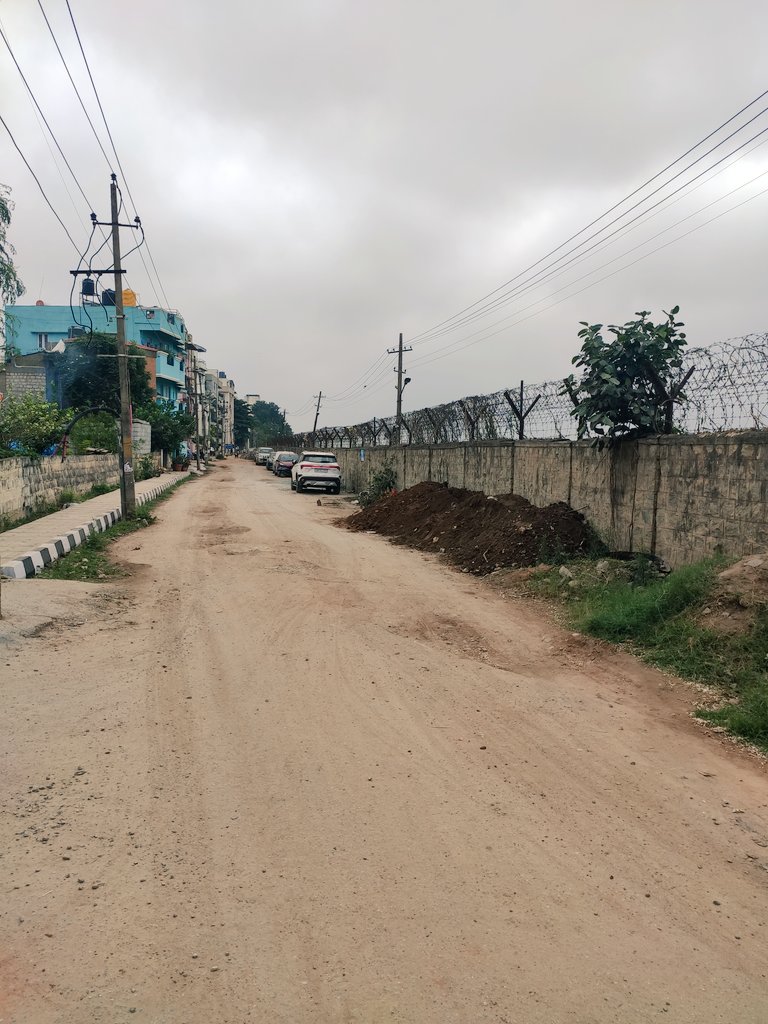 vinodblru's tweet photo. Vote Beku Kelsa Beda #airportwallroadwork 
@vinodsony
 @shr33nath
@Aravindabadari1
@avinashbhurani
@karthikjannu
@pradshen @csogok @BBMPCOMM @BBMPAdmn @BBMPSWMSplComm @icindngr @WFRising @BellandurJothge @TOIBengaluru @BangaloreMirror @tv9kannada @prajavani @DeccanHerald https://t.co/gftxEXPe4c