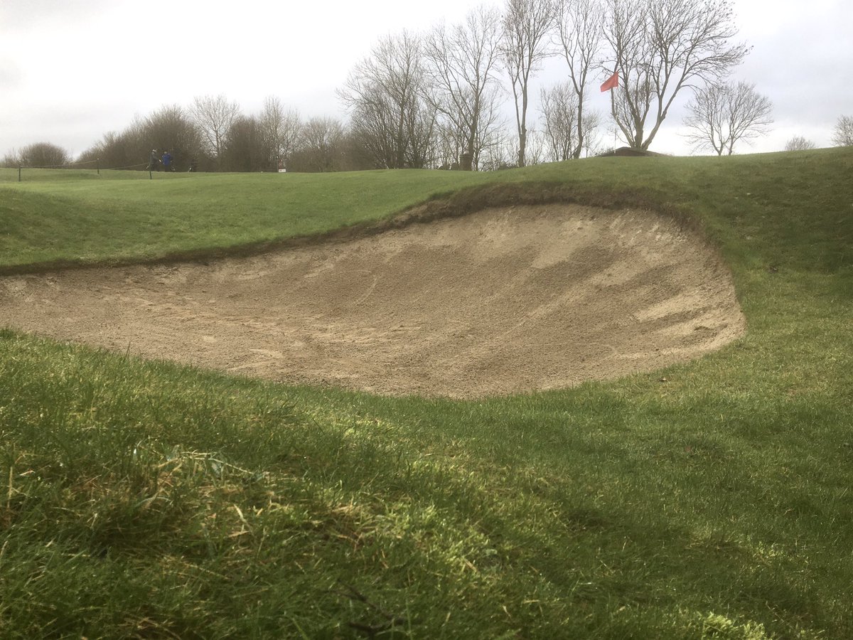 DunstableGolf's tweet photo. The pot bunker at the 10th was a priority rebuild with wash downs, puddling, contaminated sand and mining bees burrowing in the face. 
Synthetic edging/liner and a shingle sump in the base has addressed these issues #dunstabledowns #golf #improvements #greenkeeper ⛳️ @DuraBunker https://t.co/oOOl4DIt65