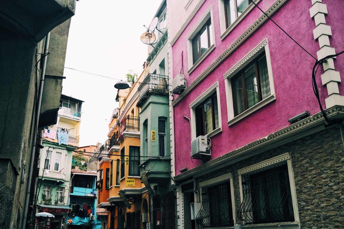 THREAD: 36 photos of my visit to Balat in Istanbul, Turkey, '20. I can't recommend this enough, colourful houses, cobbled streets, history & culture. Well worth a visit for photography and a great atmosphere. Please take your time in seeing all the photos, retweet if you like. 