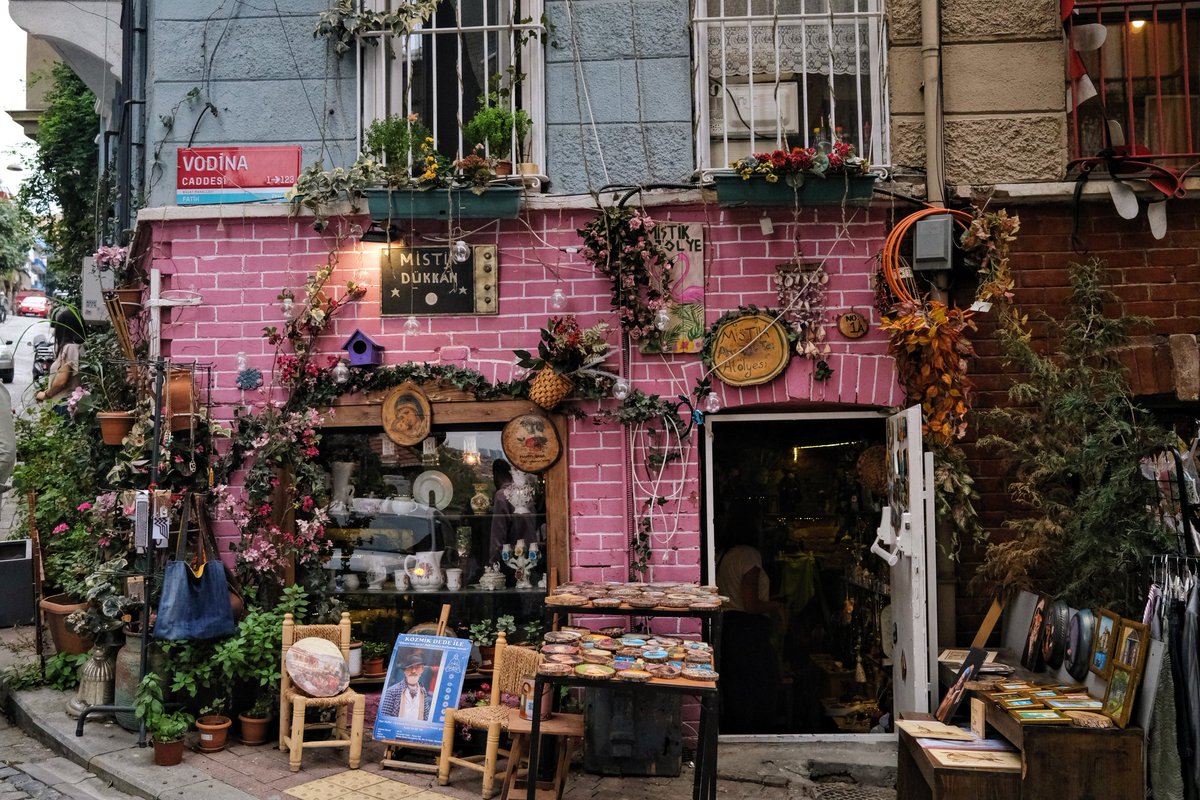 THREAD: 36 photos of my visit to Balat in Istanbul, Turkey, '20. I can't recommend this enough, colourful houses, cobbled streets, history & culture. Well worth a visit for photography and a great atmosphere. Please take your time in seeing all the photos, retweet if you like. 