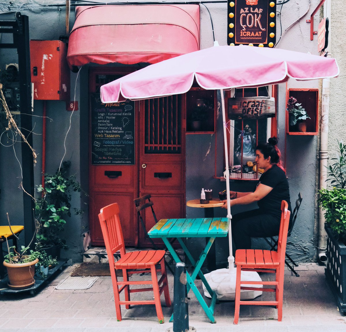 THREAD: 36 photos of my visit to Balat in Istanbul, Turkey, '20. I can't recommend this enough, colourful houses, cobbled streets, history & culture. Well worth a visit for photography and a great atmosphere. Please take your time in seeing all the photos, retweet if you like. 