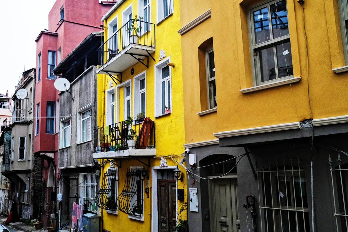 THREAD: 36 photos of my visit to Balat in Istanbul, Turkey, '20. I can't recommend this enough, colourful houses, cobbled streets, history & culture. Well worth a visit for photography and a great atmosphere. Please take your time in seeing all the photos, retweet if you like. 