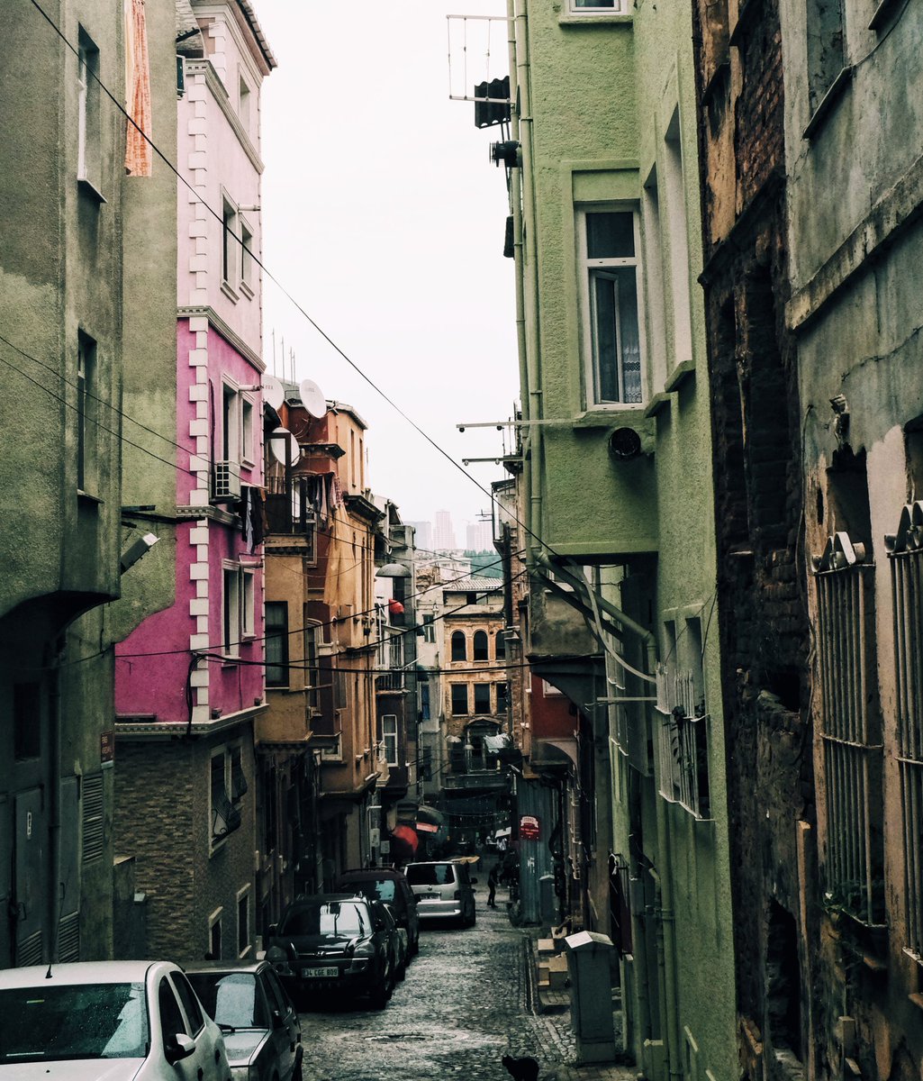 THREAD: 36 photos of my visit to Balat in Istanbul, Turkey, '20. I can't recommend this enough, colourful houses, cobbled streets, history & culture. Well worth a visit for photography and a great atmosphere. Please take your time in seeing all the photos, retweet if you like. 