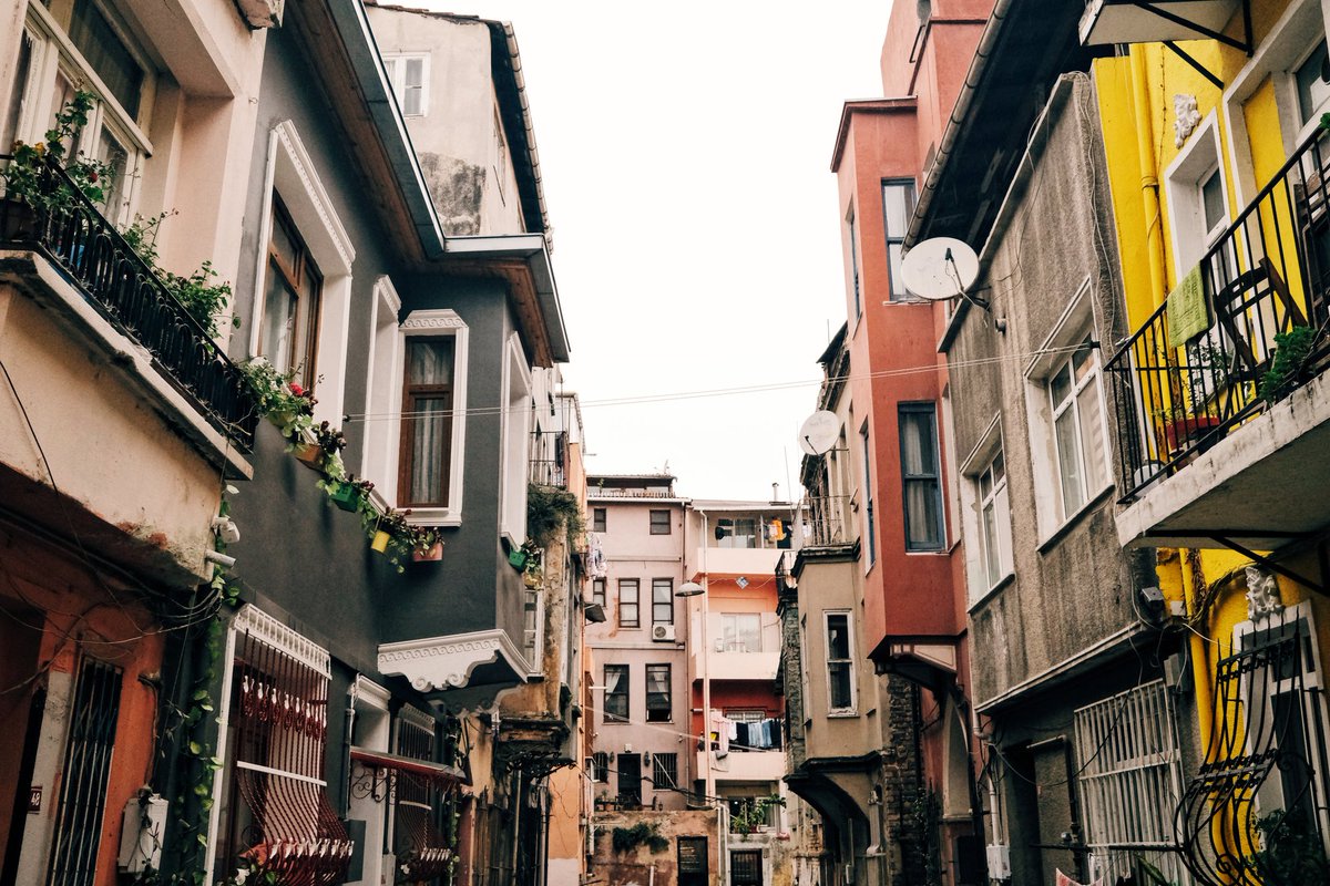 THREAD: 36 photos of my visit to Balat in Istanbul, Turkey, '20. I can't recommend this enough, colourful houses, cobbled streets, history & culture. Well worth a visit for photography and a great atmosphere. Please take your time in seeing all the photos, retweet if you like. 
