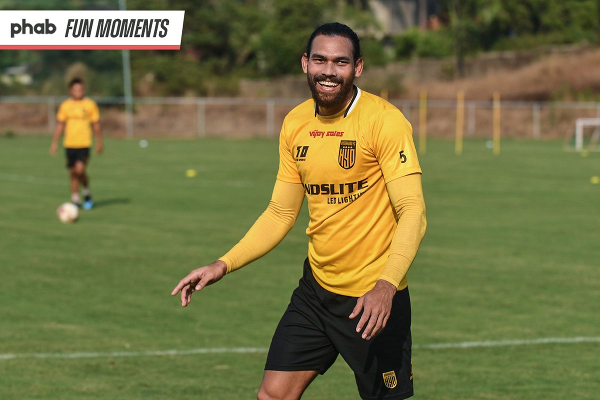 HydFCOfficial's tweet photo. 🤗Train as one and smile as one!

📽️ Presenting to you, #GetPhab 'Fun Moments' from our training today! 

We caught our players sharing a few lighthearted moments and we hope it brings a smile on your face as well!

#FitnessMadeFun #PhabFunMoments #HyderabadFC 💛🖤 https://t.co/Coj1UL2na0